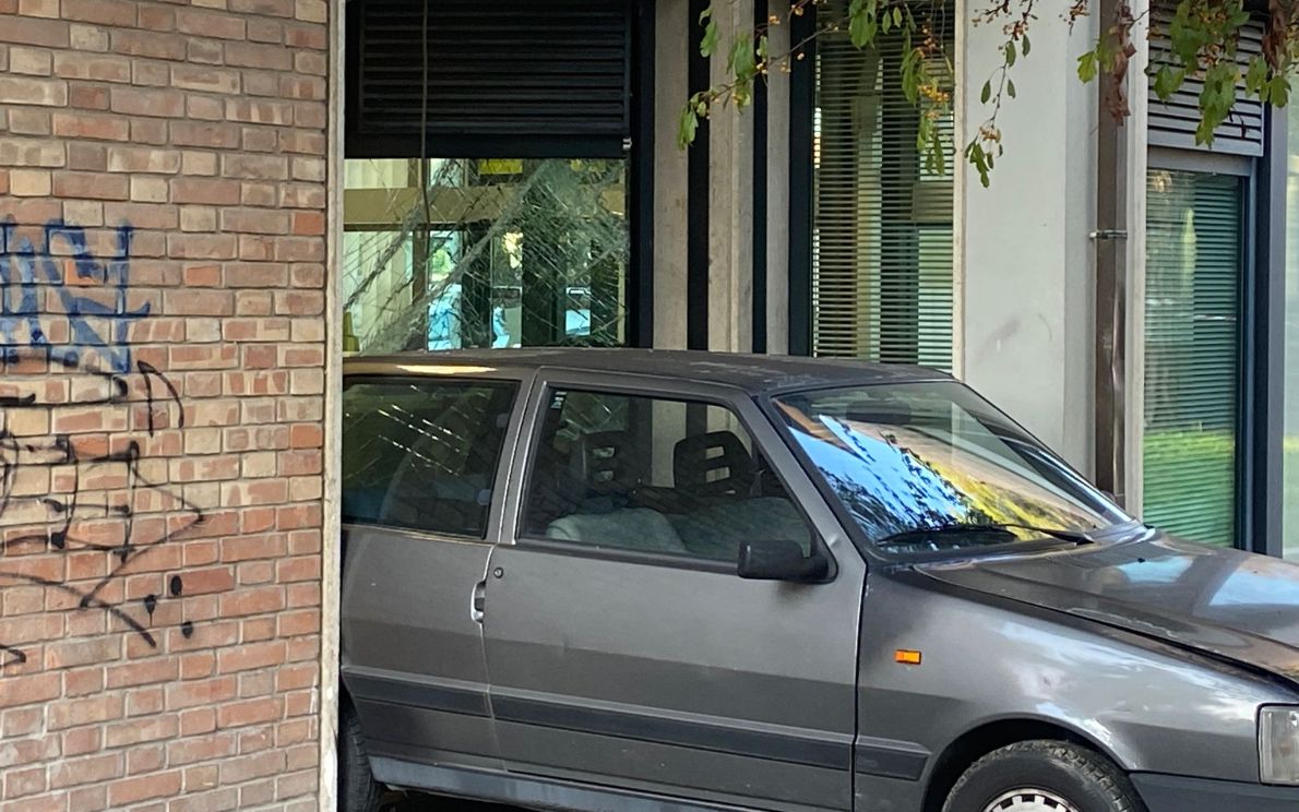 Foto macchina spaccata