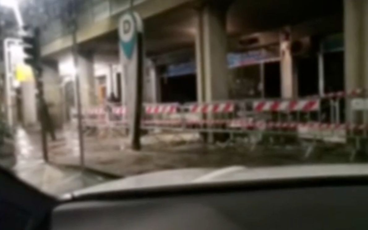 Ladri nel negozio di telefonia (screen Gazzettino)