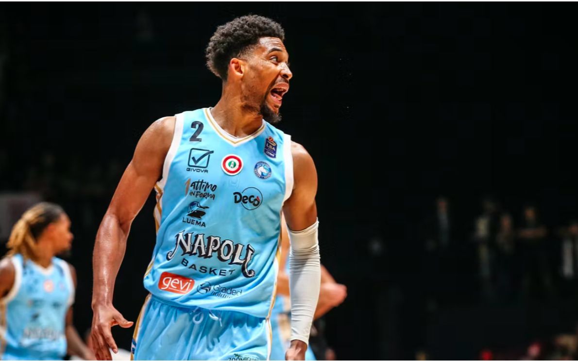Zach Copeland con la maglia di Napoli
