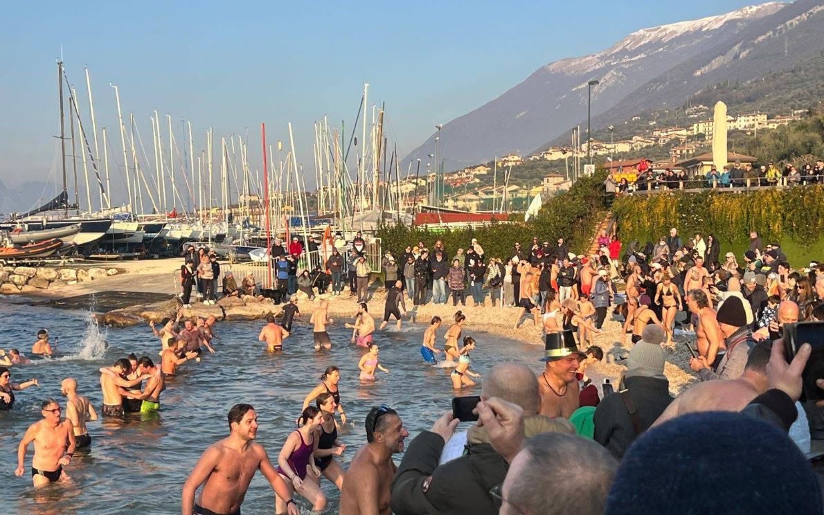 Tuffo nel lago a Capodanno
