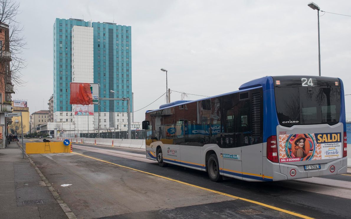 Via Gozzi, riaperta la corsia per i bus