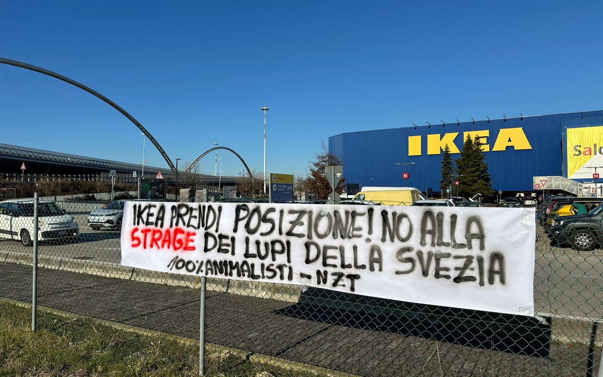 Lo striscione esposto fuori dall’Ikea