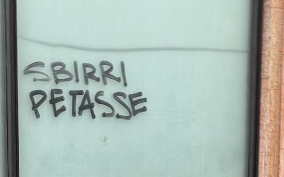 ‘Sbirri petasse’, scritta contro la Polizia