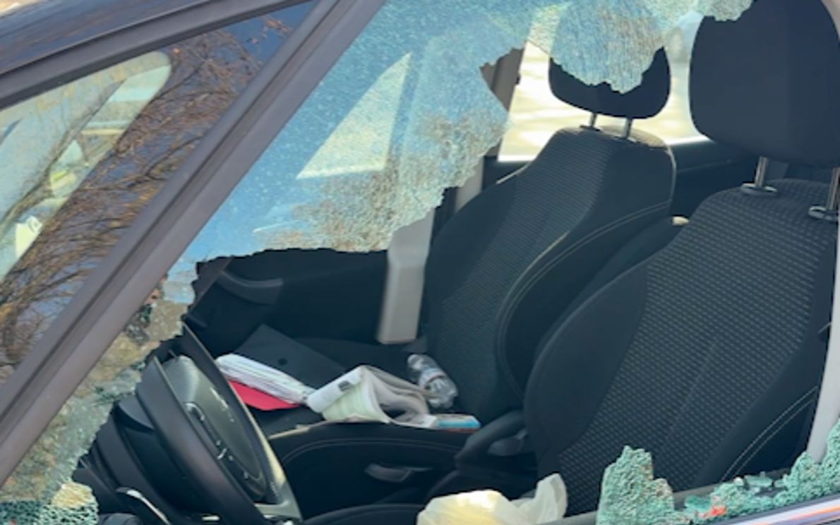 Un’auto danneggiata a Porta Vescovo