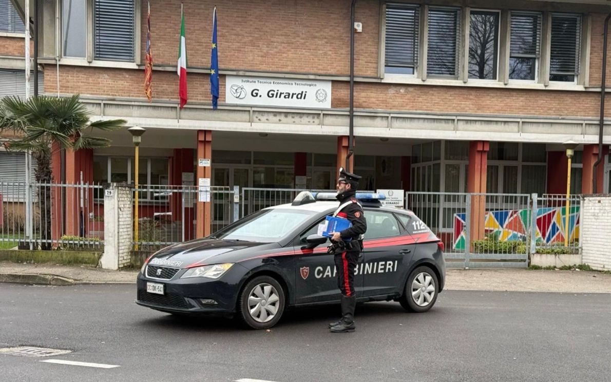 Carabinieri fuori da scuola