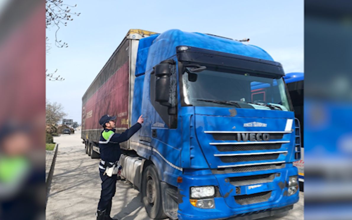 Autista di tir fermato con documento falso