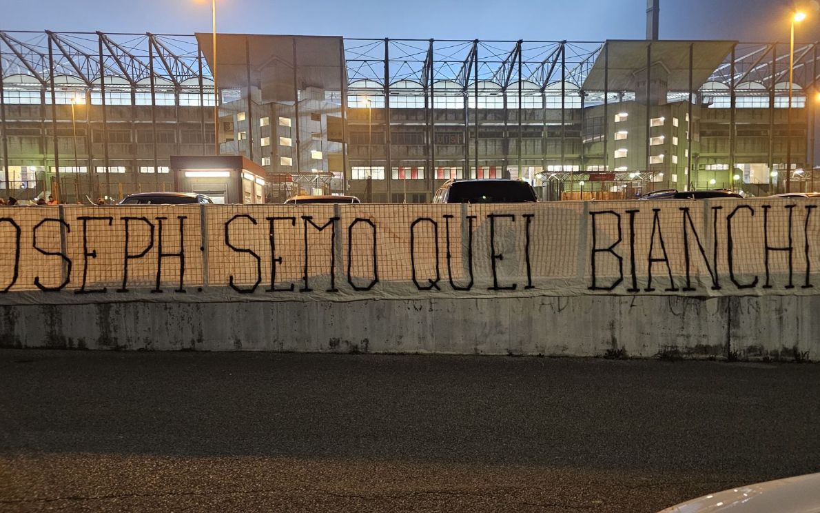 Lo striscione esposto fuori dall’Euganeo