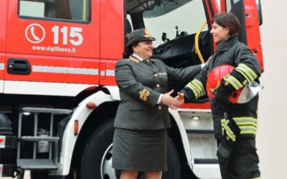 Donne in divisa dei vigili del fuoco