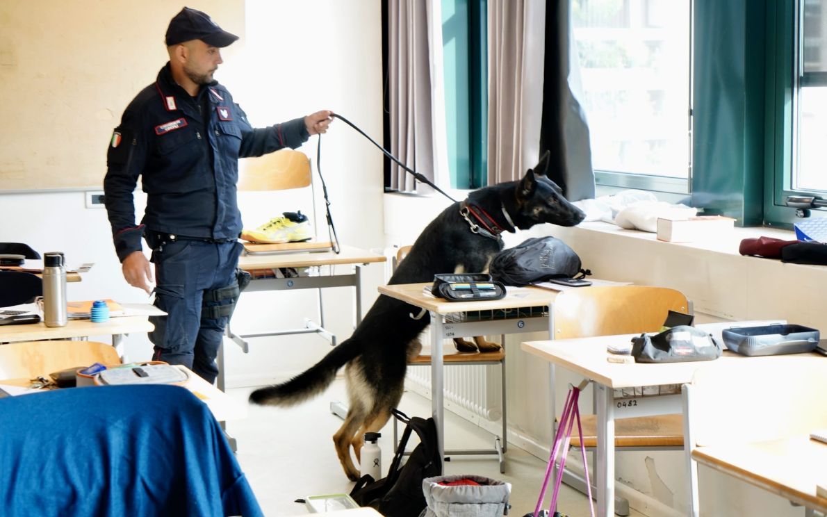 Carabinieri e Cinofili in una scuola