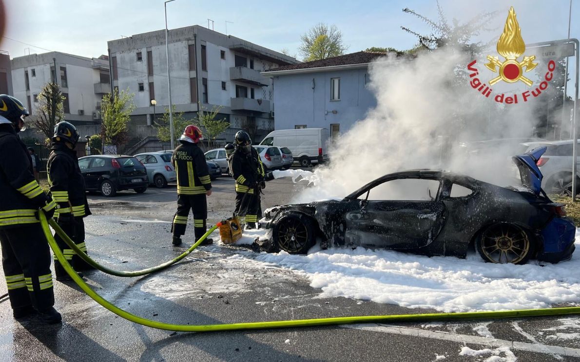 Auto in fiamme in via Pontevigodarzere