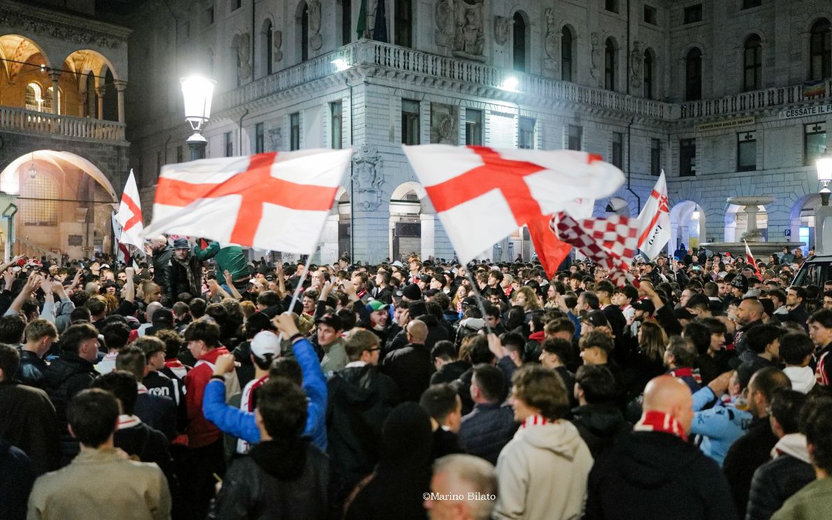 Festa in piazza tifosi Padova (Marino Bilato)