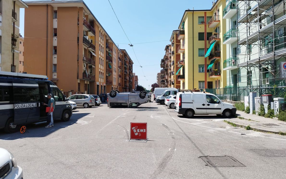 Auto ribaltata in via Longhena