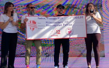 la consegna dell’assegno all’associazione Pulcino