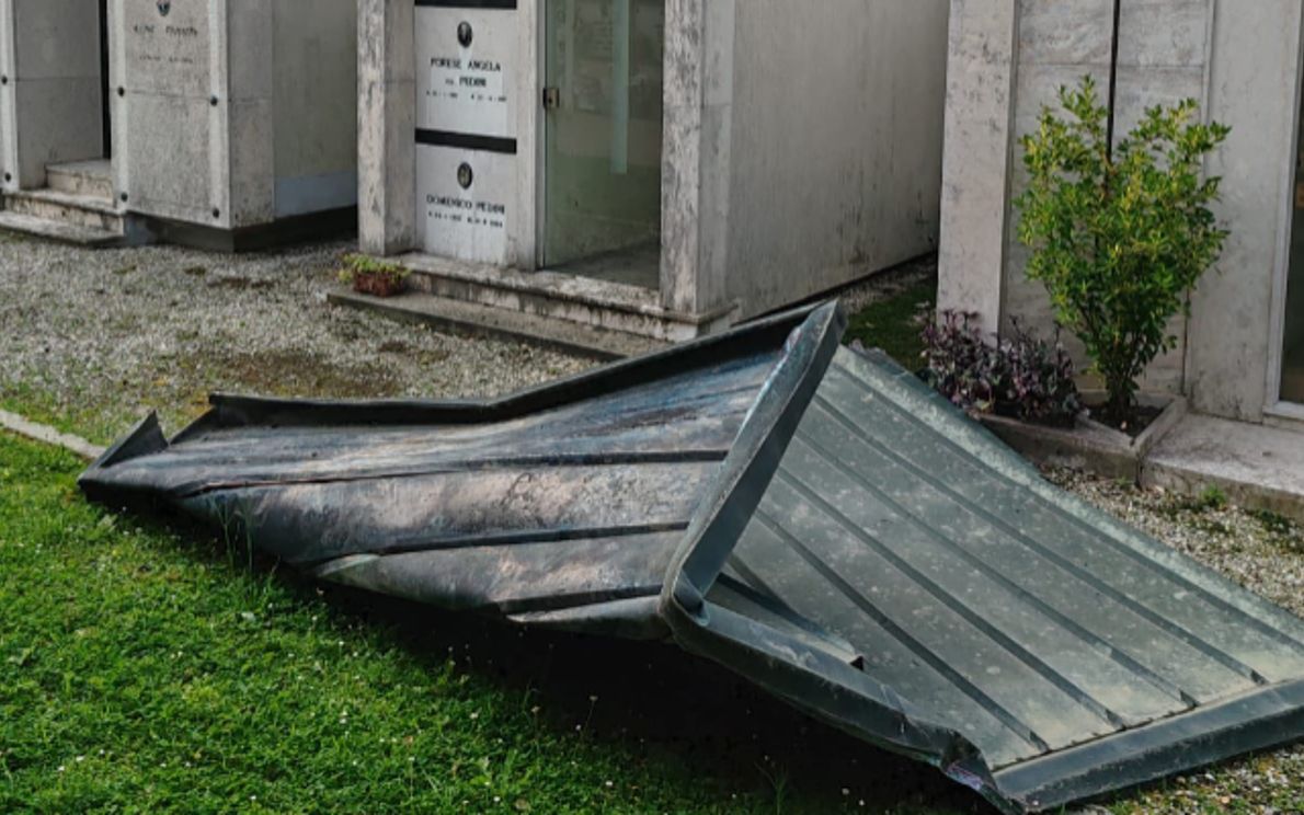 Cimitero sfregiato