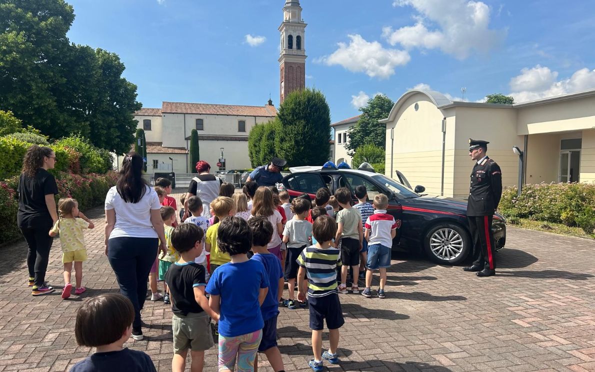 Bambini scuole con volante Carabinieri