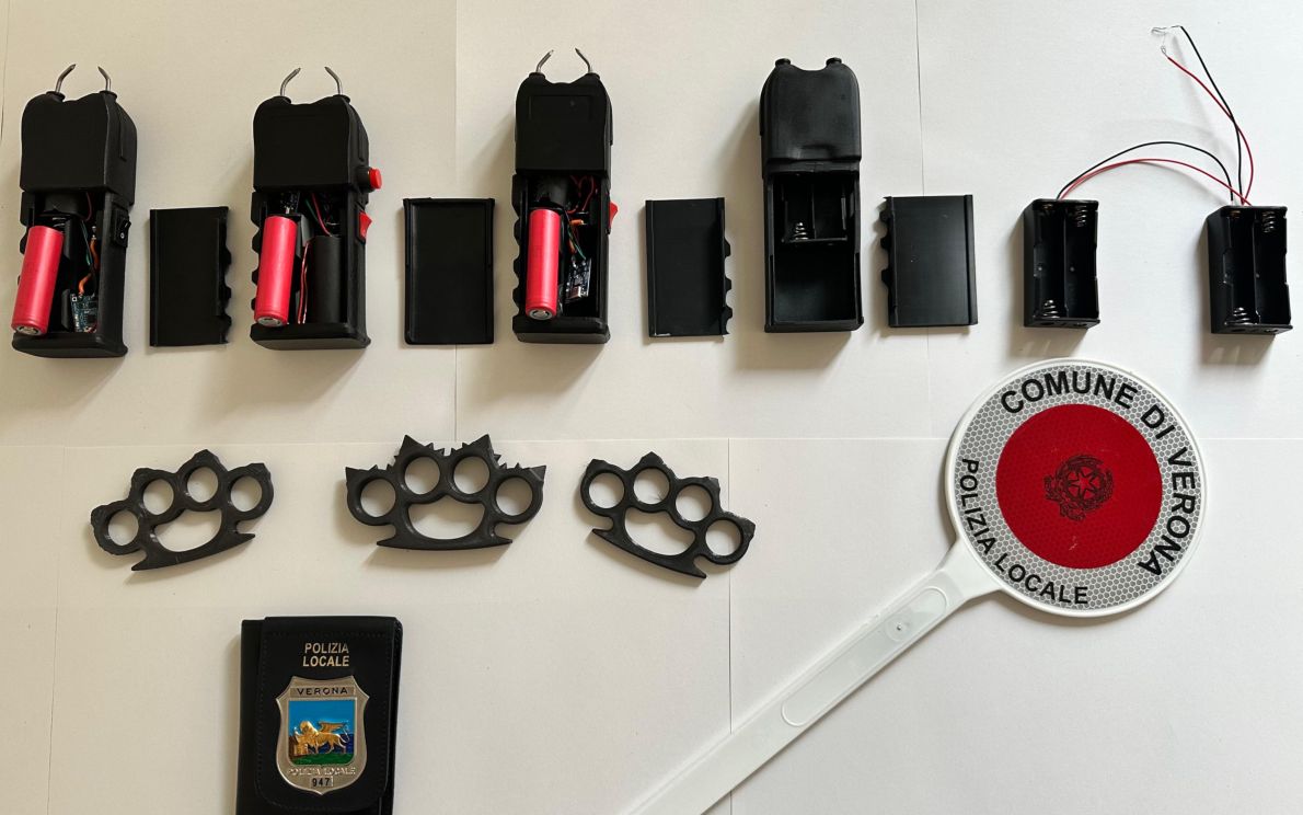 I taser e tirapugni sequestrati
