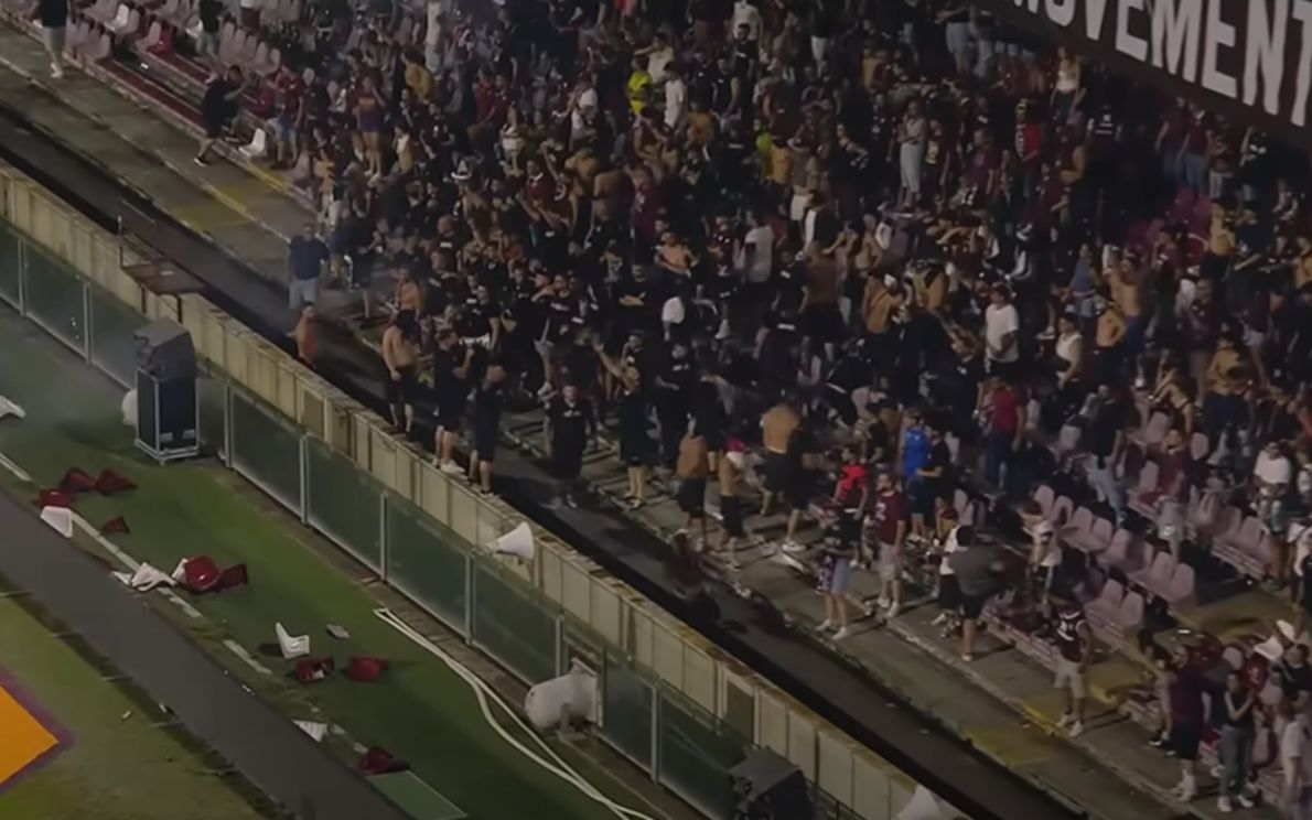La protesta dei tifosi della Salernitana
