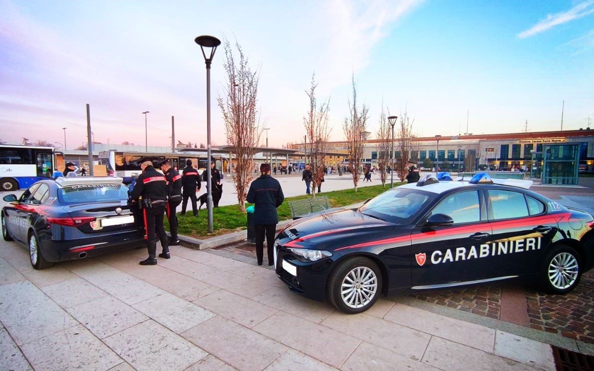 Carabinieri in stazione