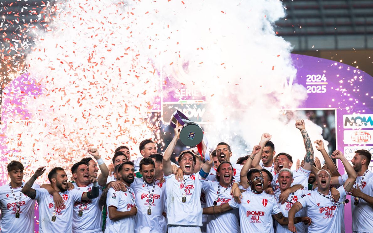 Il Padova alza il trofeo per aver vinto la LegaPro