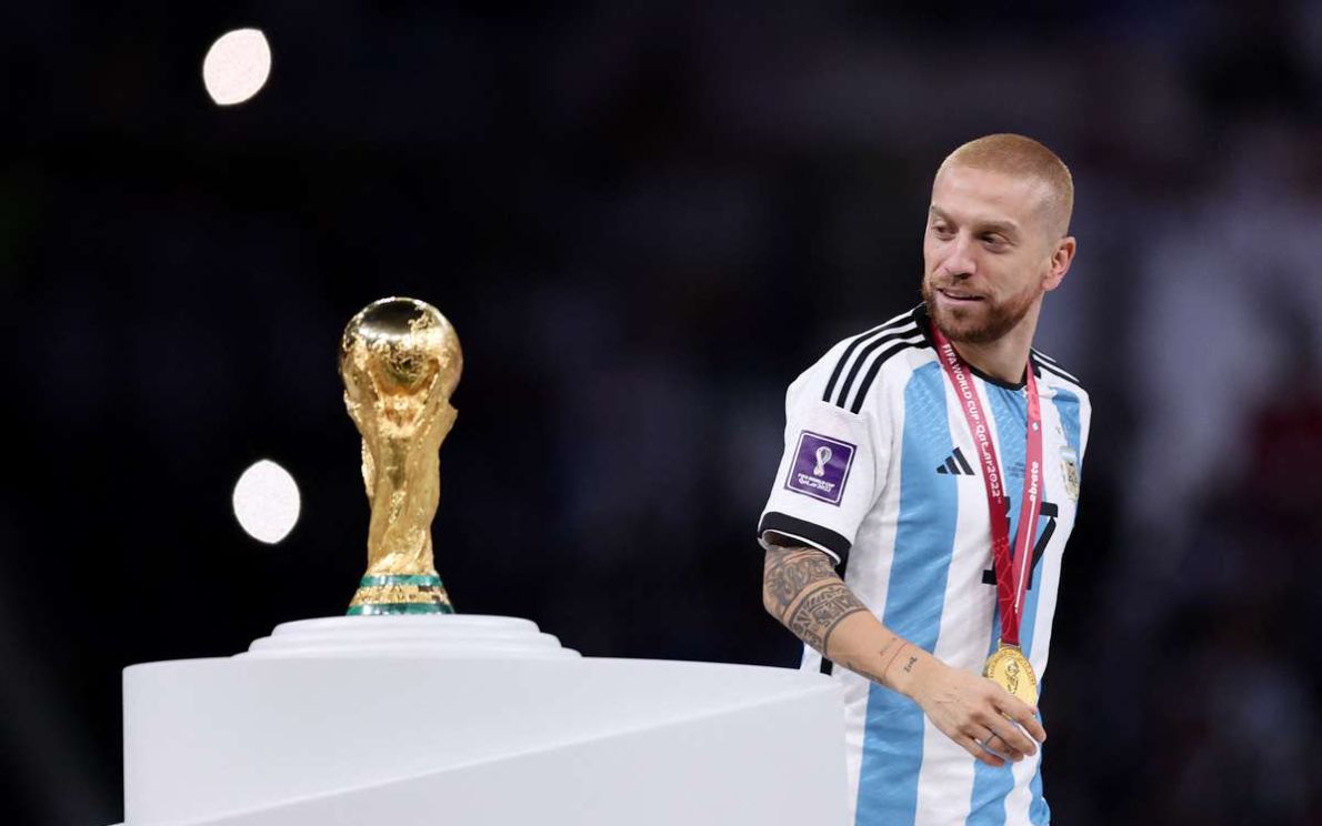 El Papu Gomez con la Coppa del Mondo