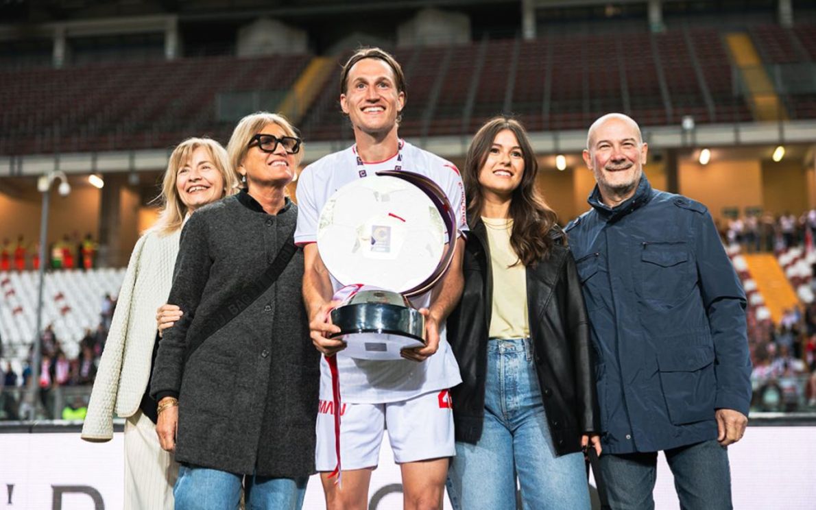 Niko Kirwan con la Coppa di Lega Pro