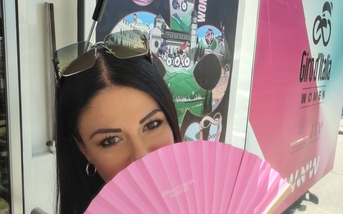 Giro d’Italia a Monselice, una fan in rosa