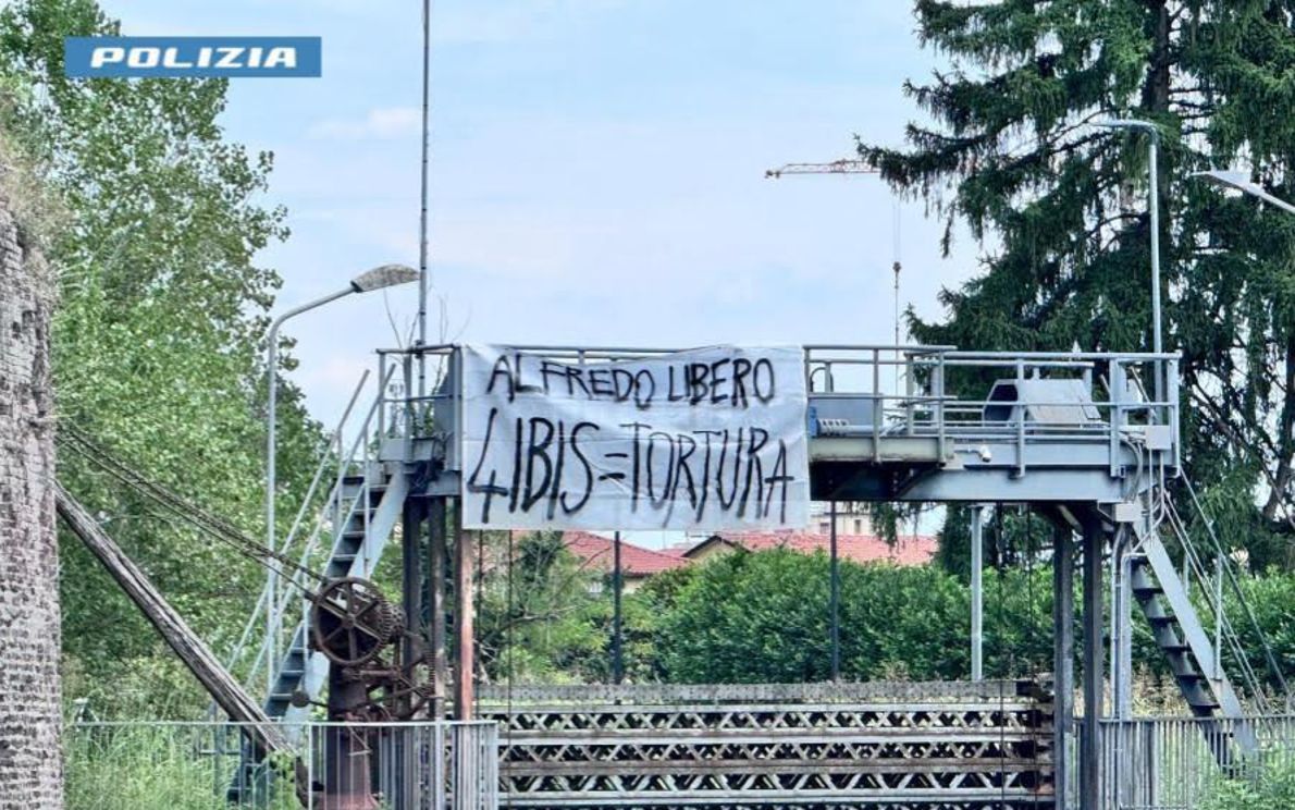 Il secondo striscione rimosso