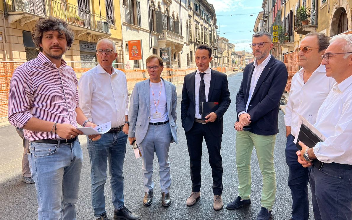 Foto di gruppo in via XX Settembre