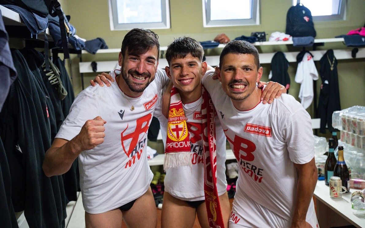 Andrea Montrone tra Spagnoli e Bortolussi (foto calcio Padova)