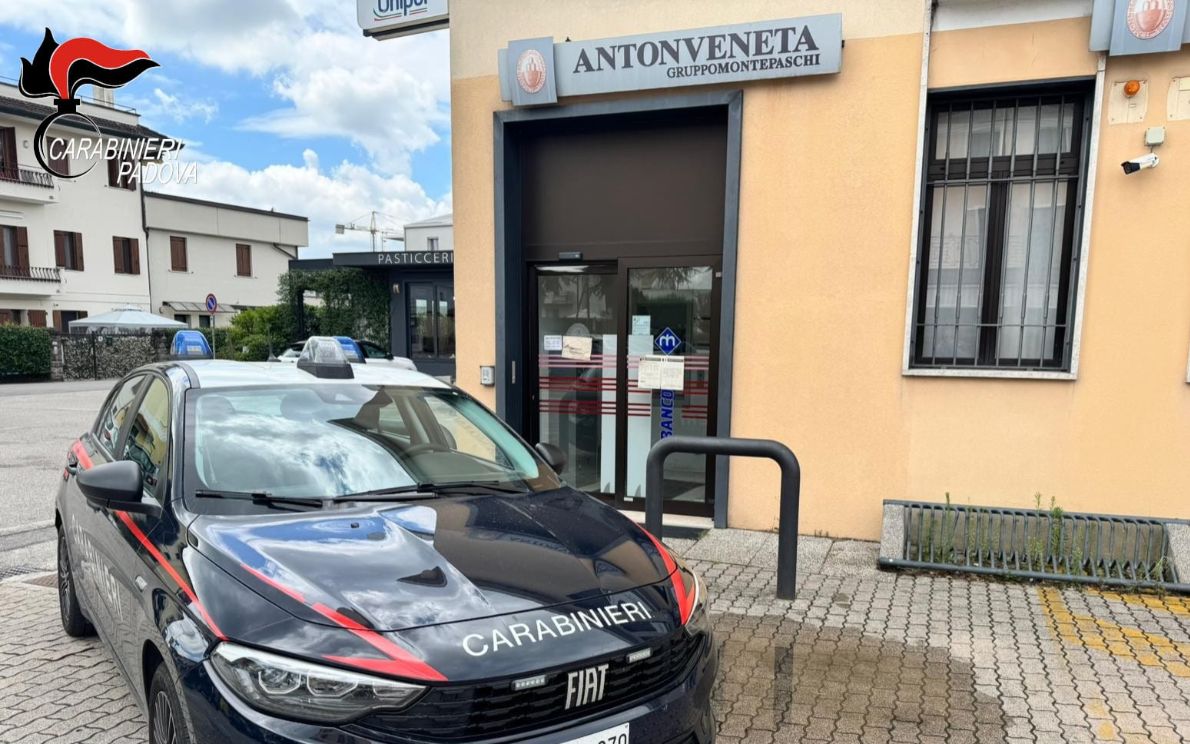 Carabinieri di fronte alla banca