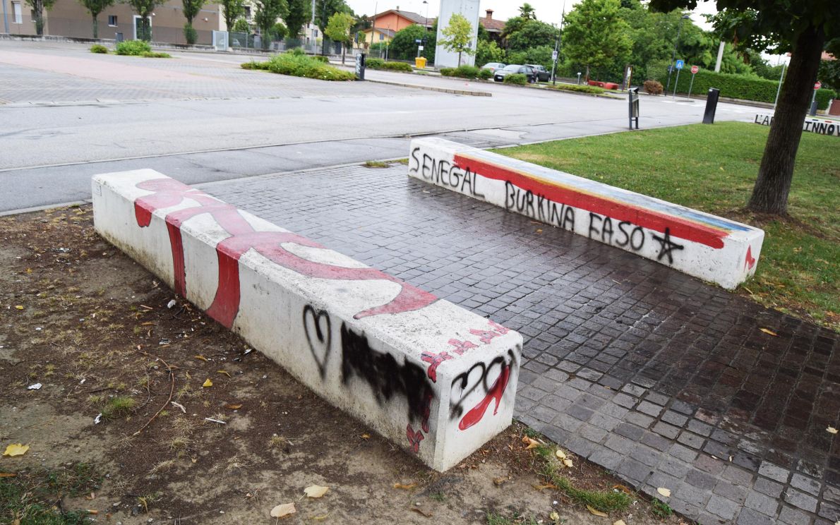 panchine vandalizzate