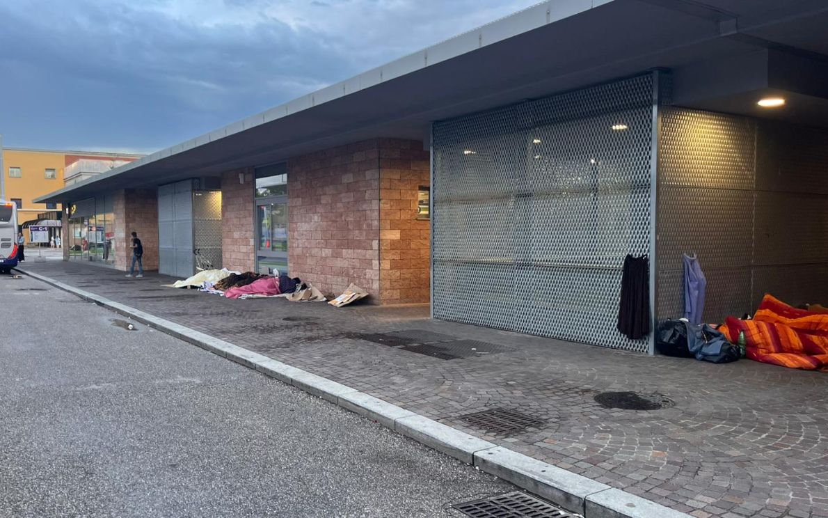 Accattoni in stazione