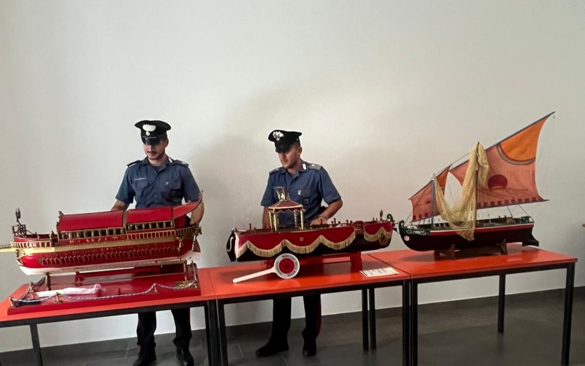 carabinieri con oggetti recuperati