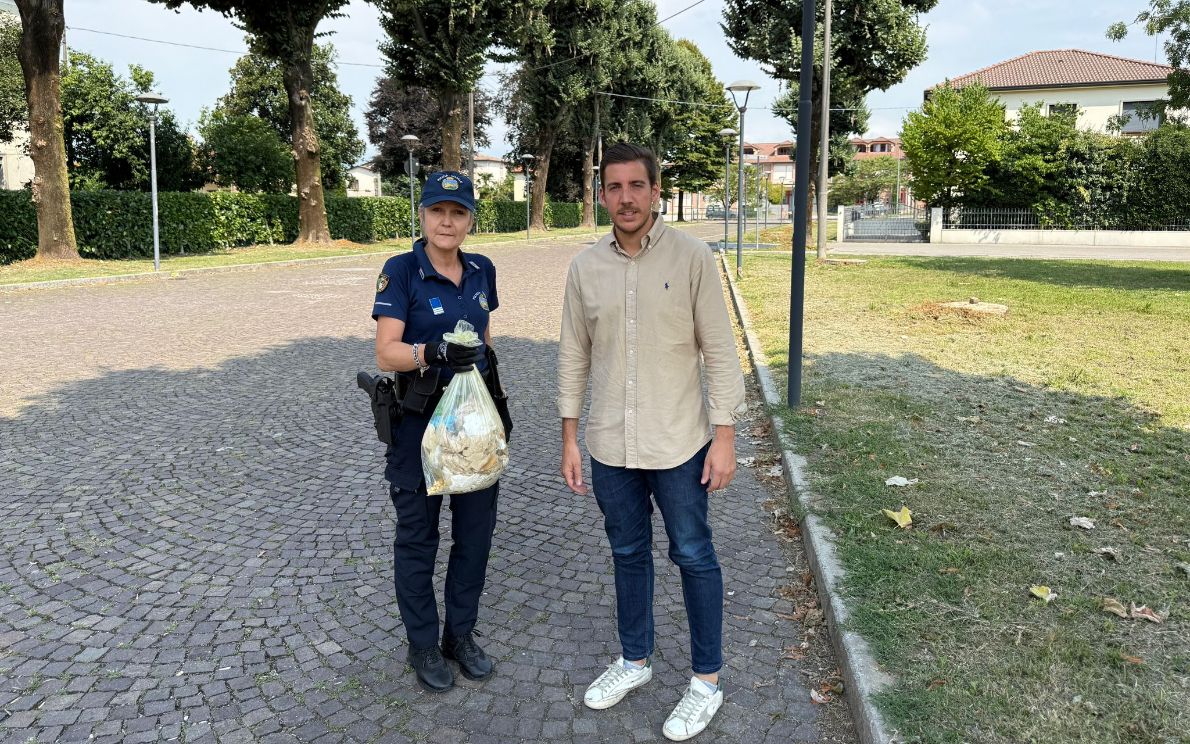 il sindaco trova due furbette dei rifiuti