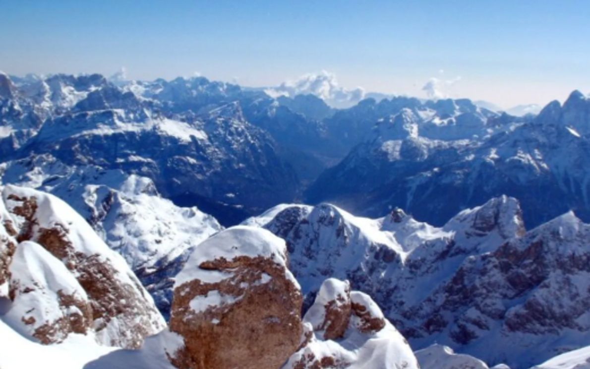 Neve d’estate sul ghiacciaio della Marmolada