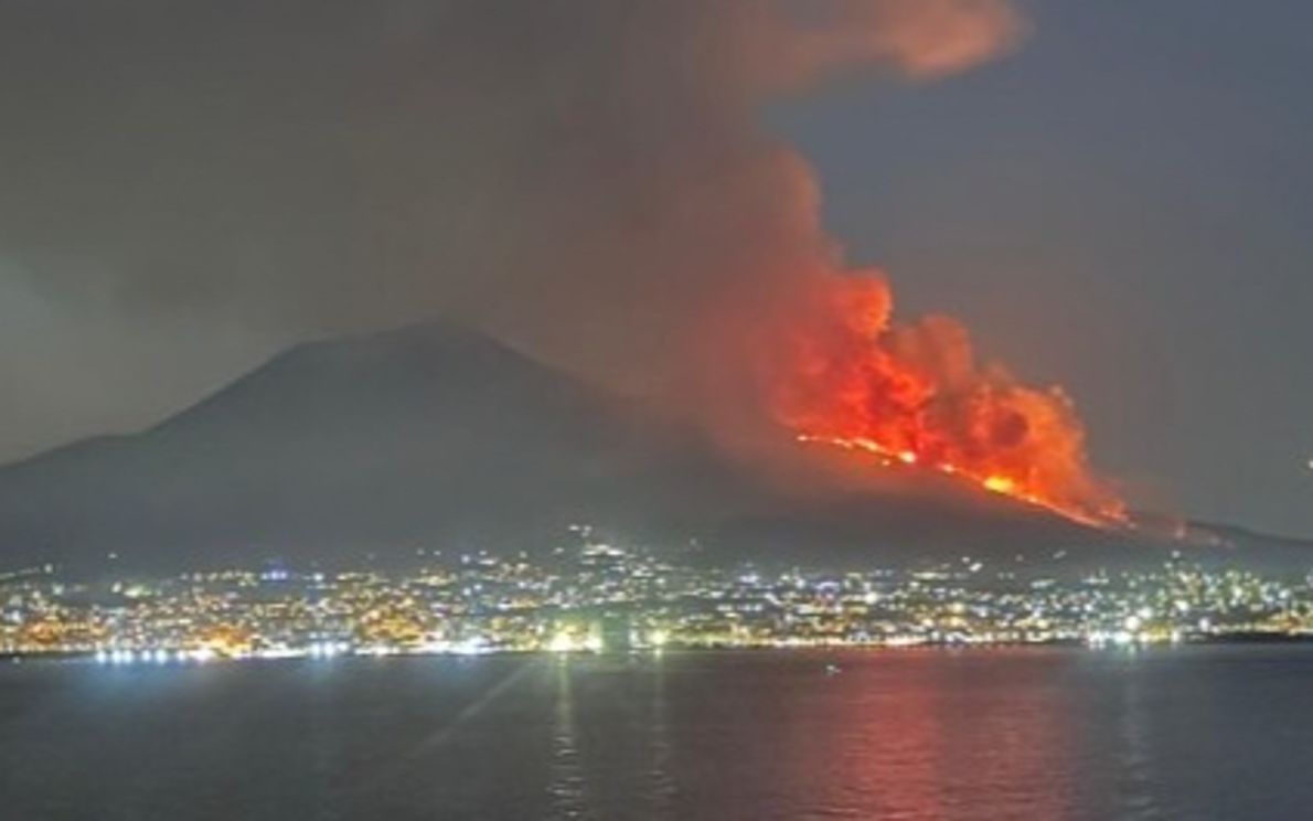 Il Vesuvio in fiamme. Squadre venete al lavoro