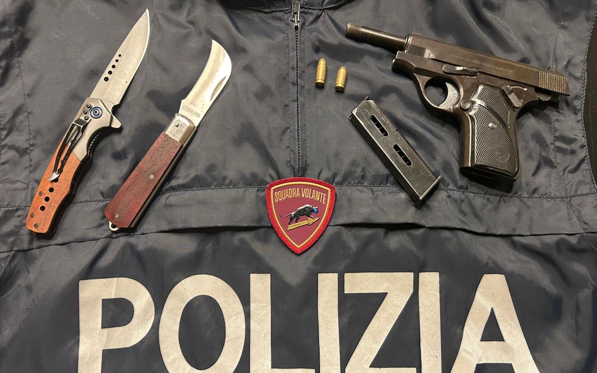 La pistola e i coltelli sequestrati