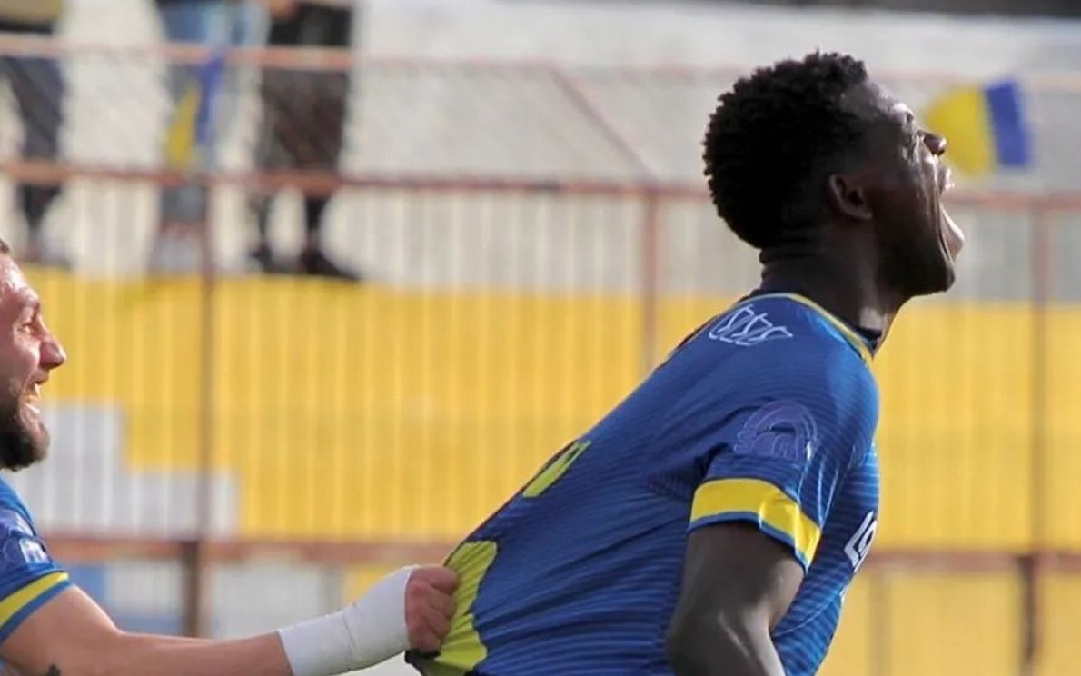 Fallou Cham con la maglia della Scafatese