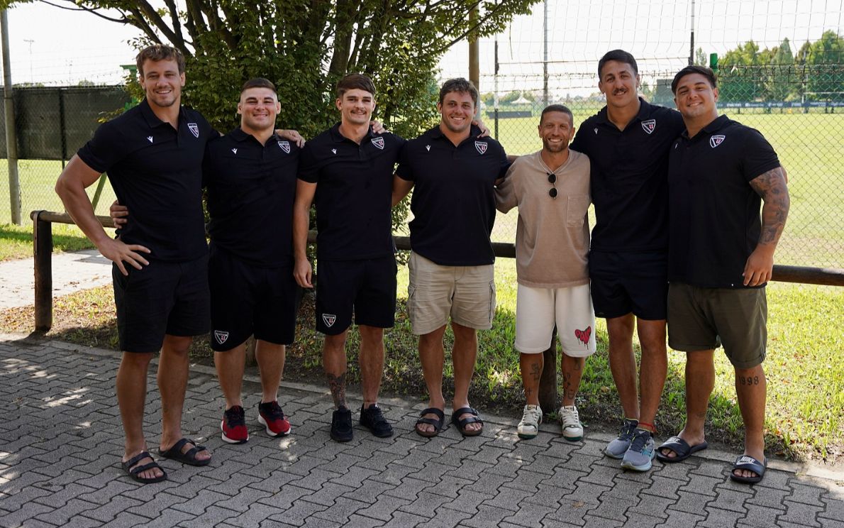 Il Papu Gomez con i ragazzi argentini del Petrarca