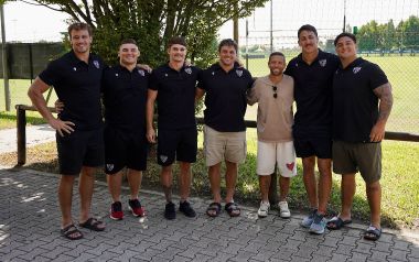 Il Papu Gomez con i ragazzi argentini del Petrarca