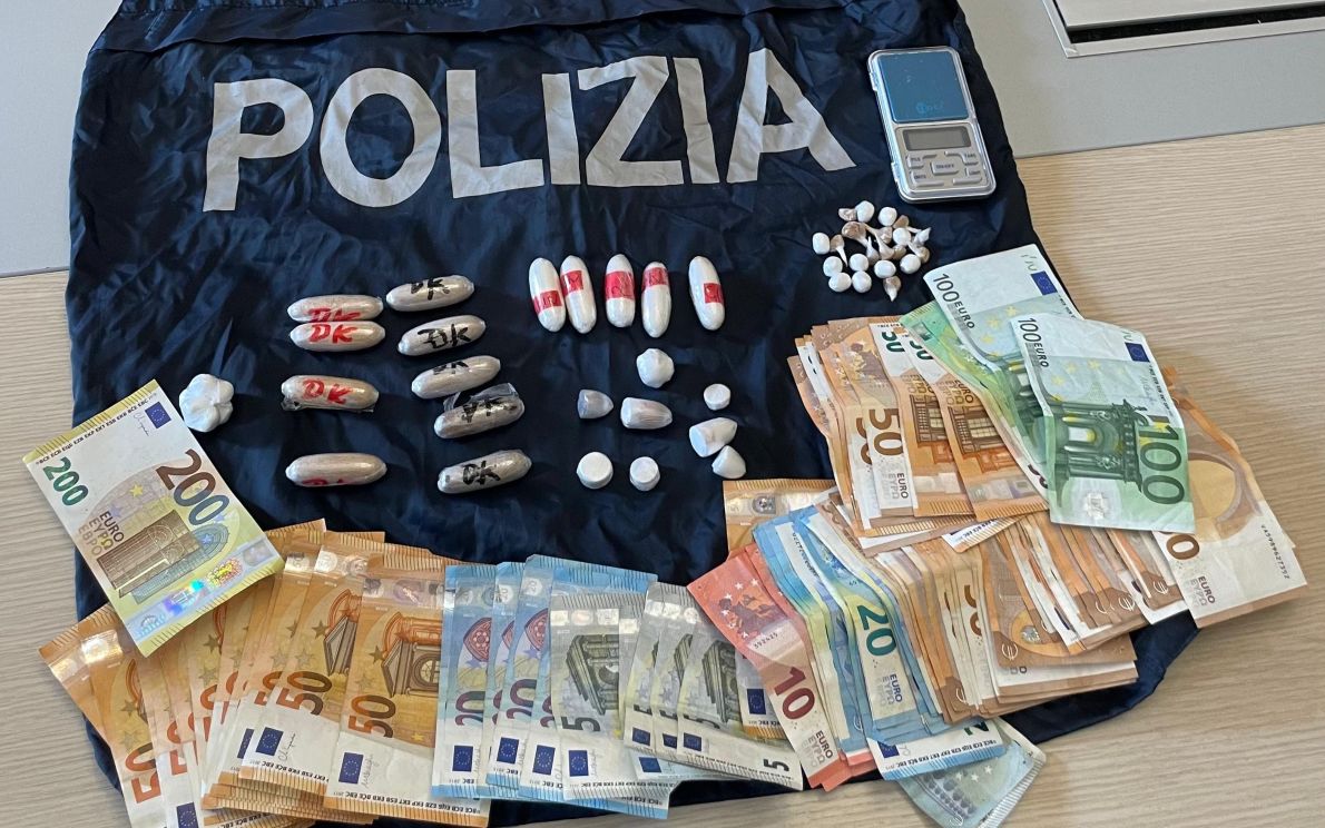 Polizia sequestro droga e denaro all