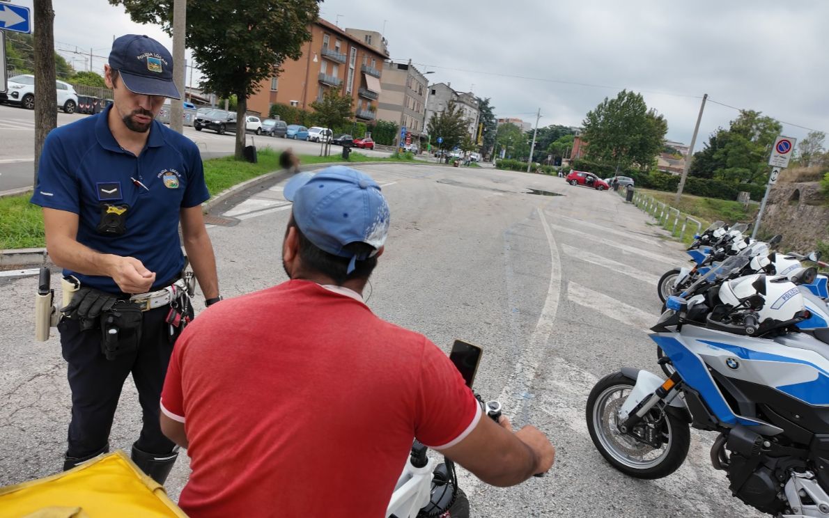 Controlli polizia locale su bici elettriche