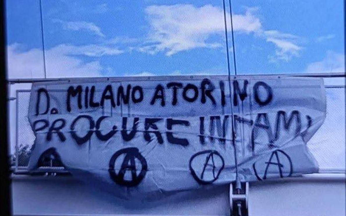 Striscione contro la Polizia