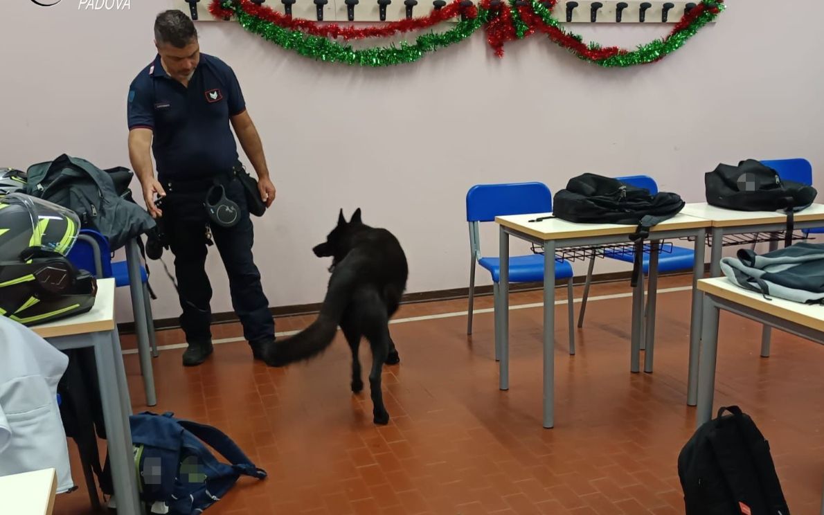 Controlli antidroga a scuola dei Carabinieri