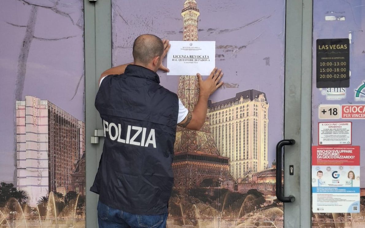 Polizia chiude sala slot