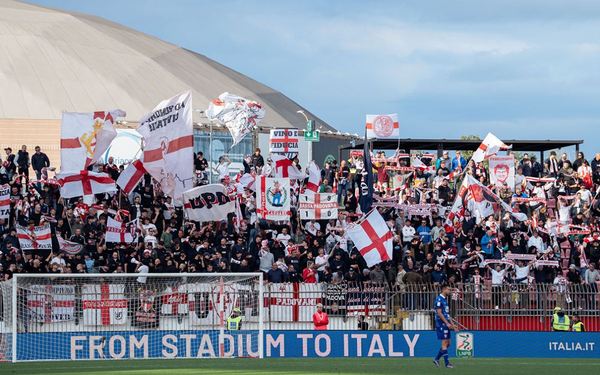 tifosi in Monza-Padova (foto Boggian)