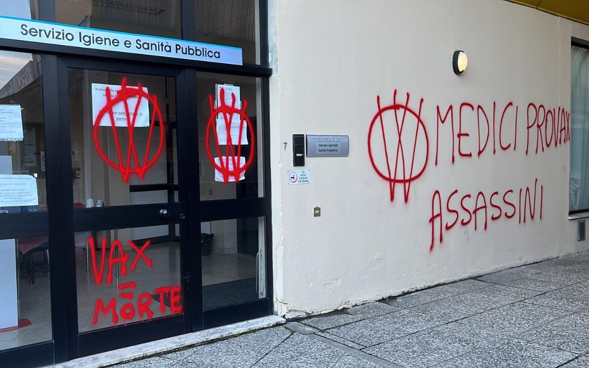 Scritte No Vax, sede Spisal Vicenza