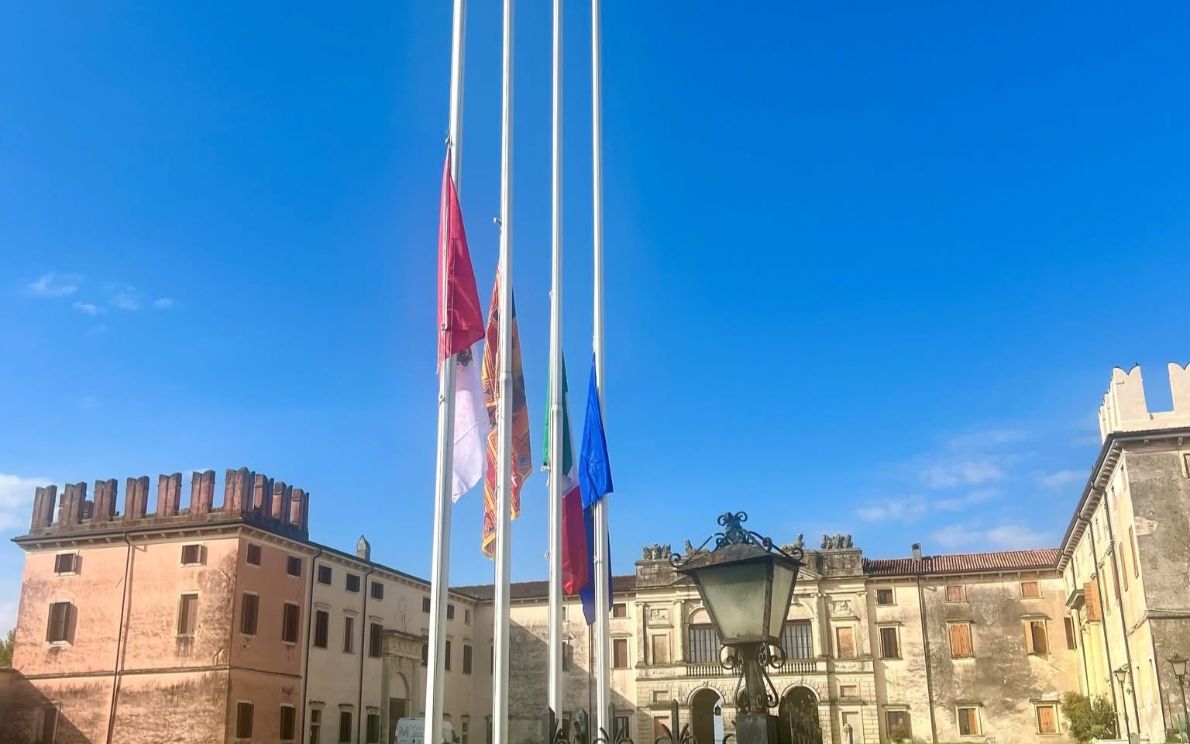Bandiere in lutto a Castel d’Azzano