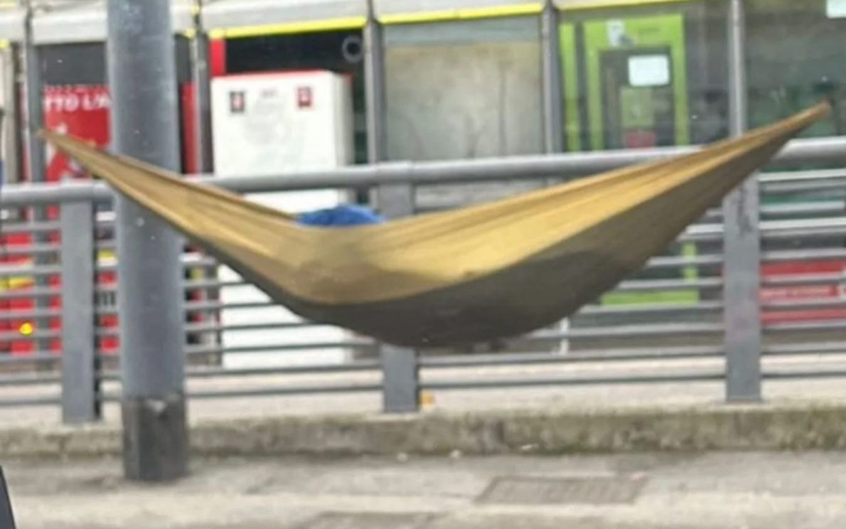 Senzatetto dorme su un