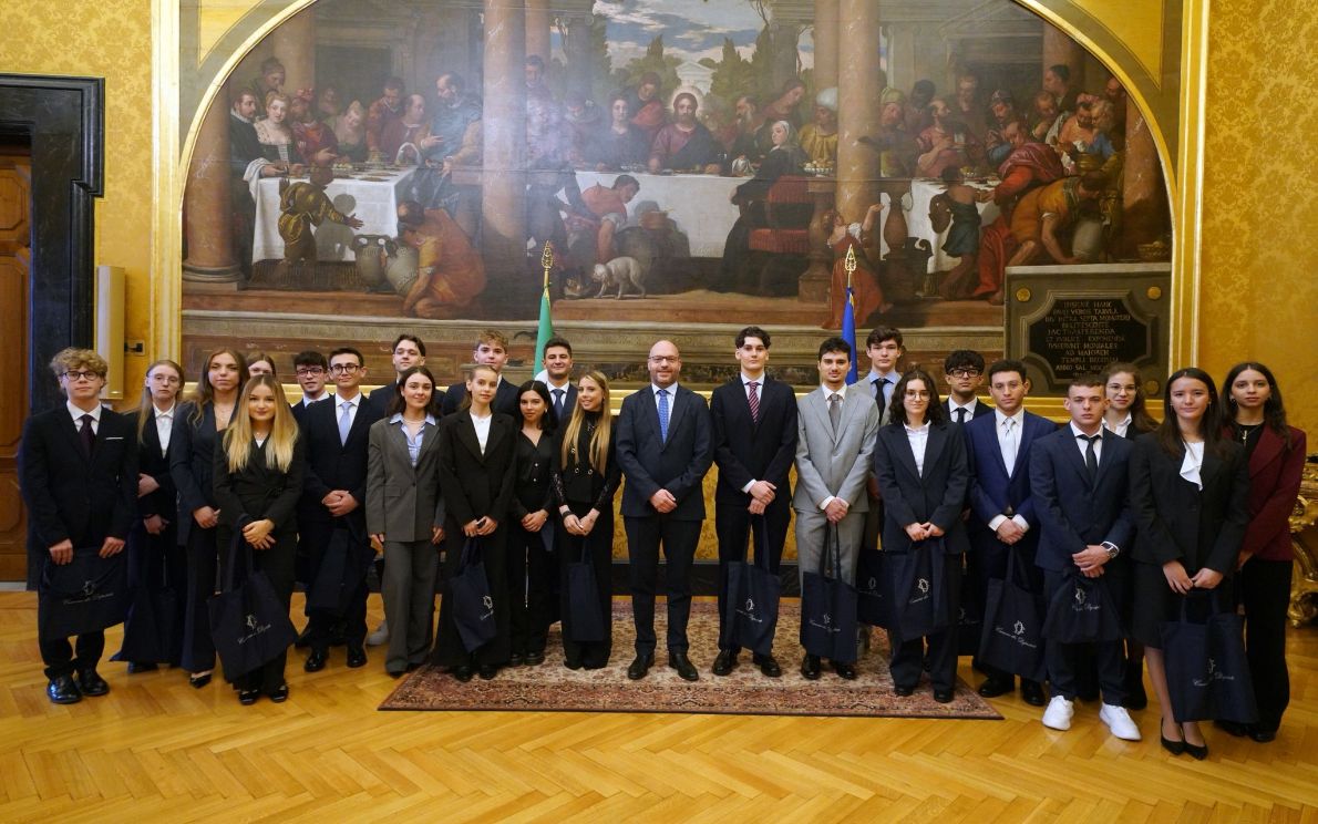 Lorenzo Fontana con gli Alfieri del lavoro